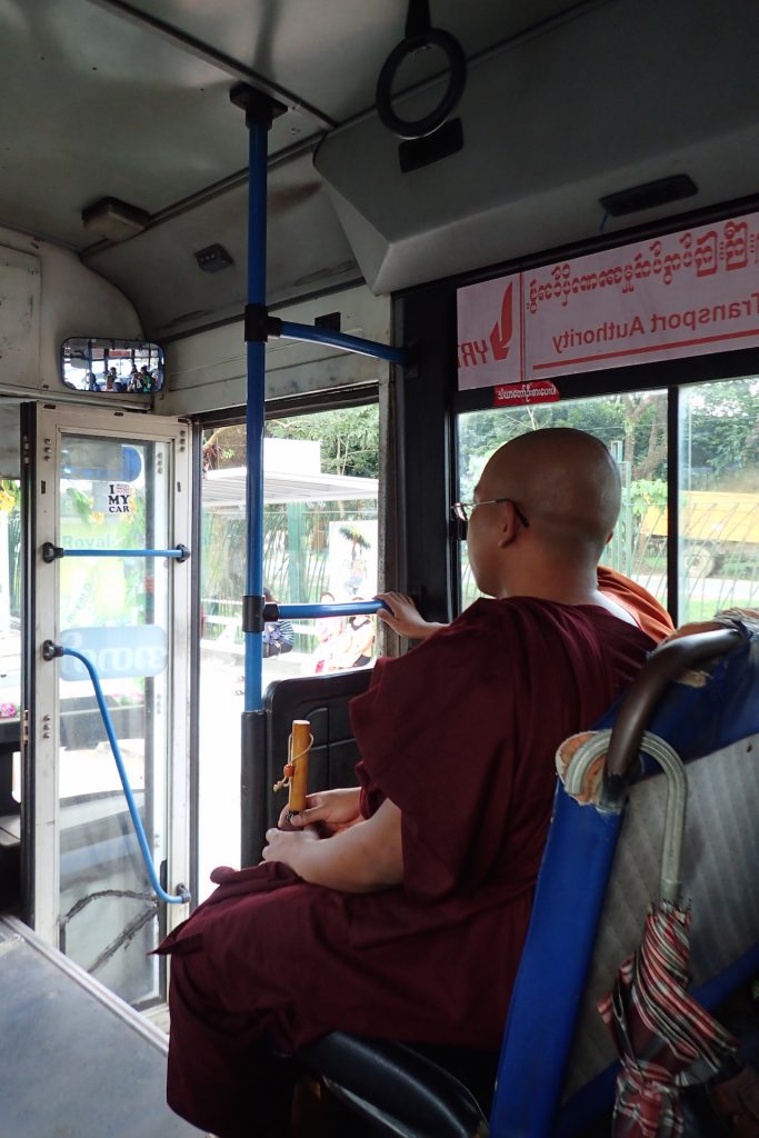 ミャンマーの市バス
