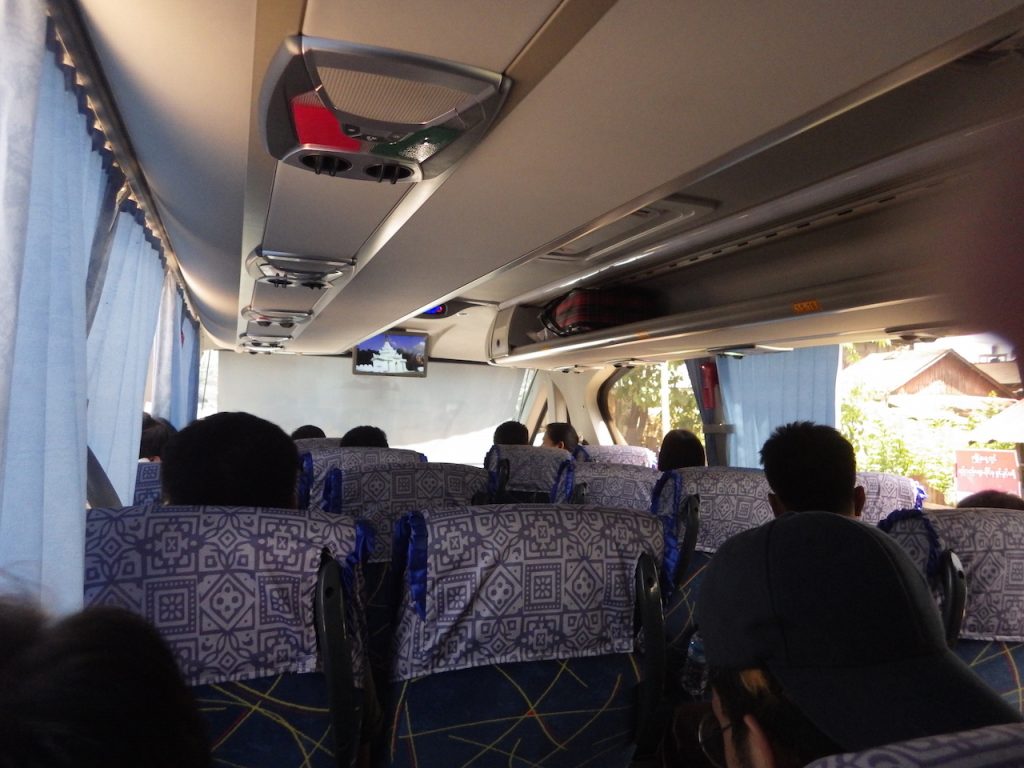 パアン発ヤンゴン行き長距離バス