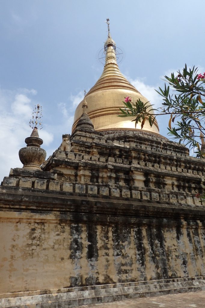 Gubyaukgyi Templeグービャウッヂー寺院と横のパゴダ