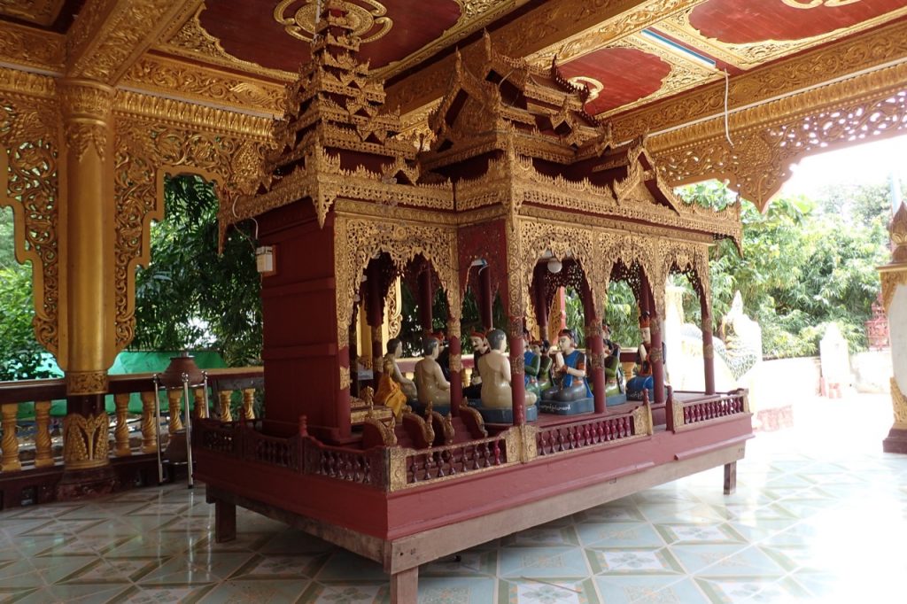 Gubyaukgyi Templeグービャウッヂー寺院と横のパゴダ