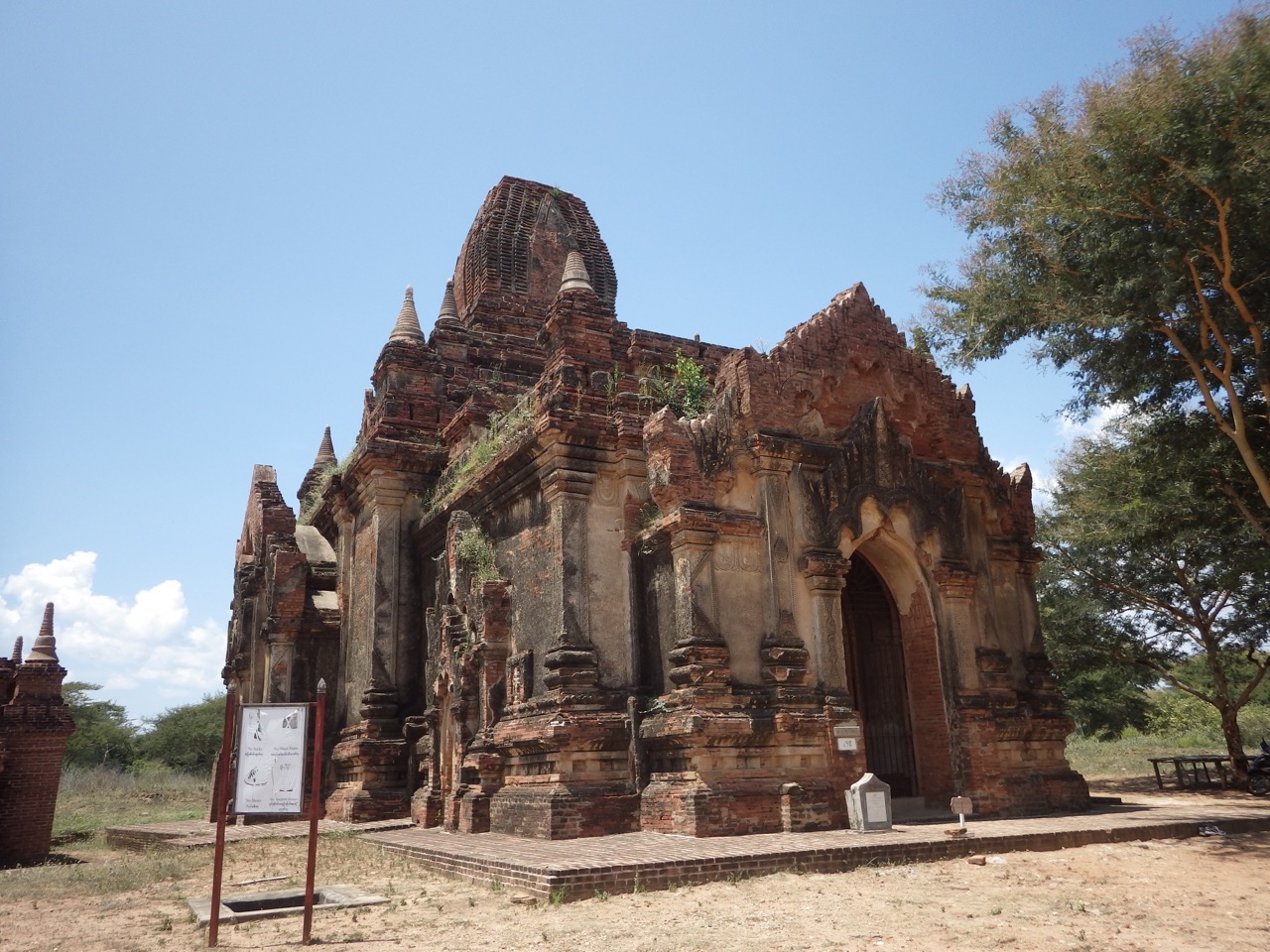 Thakyapone Templeの手前にある寺院 in バガン | 東南アジア旅行雑記